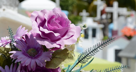 Arranjaments florals per a cementiri: honra els teus éssers estimats - Floreate