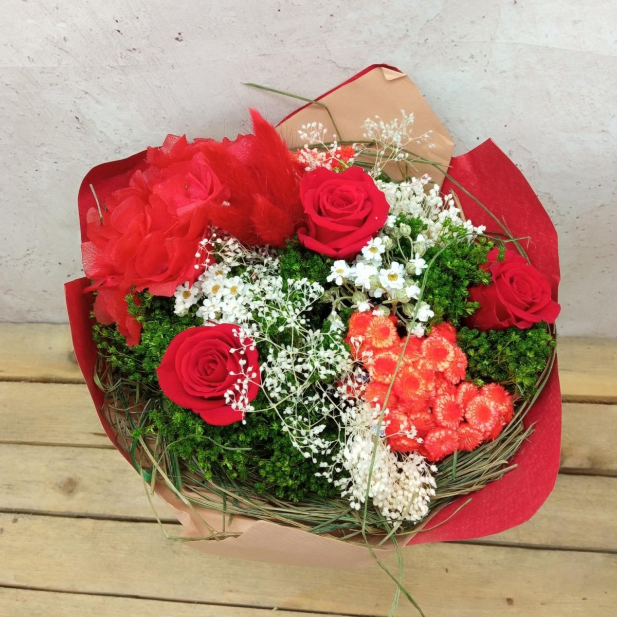 Bouquet con flores eternas rojas