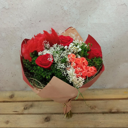 Bouquet con flores eternas rojas