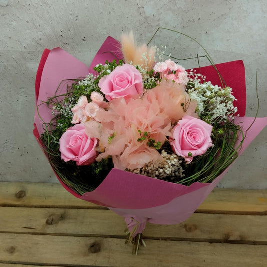 Bouquet con flores eternas rosa