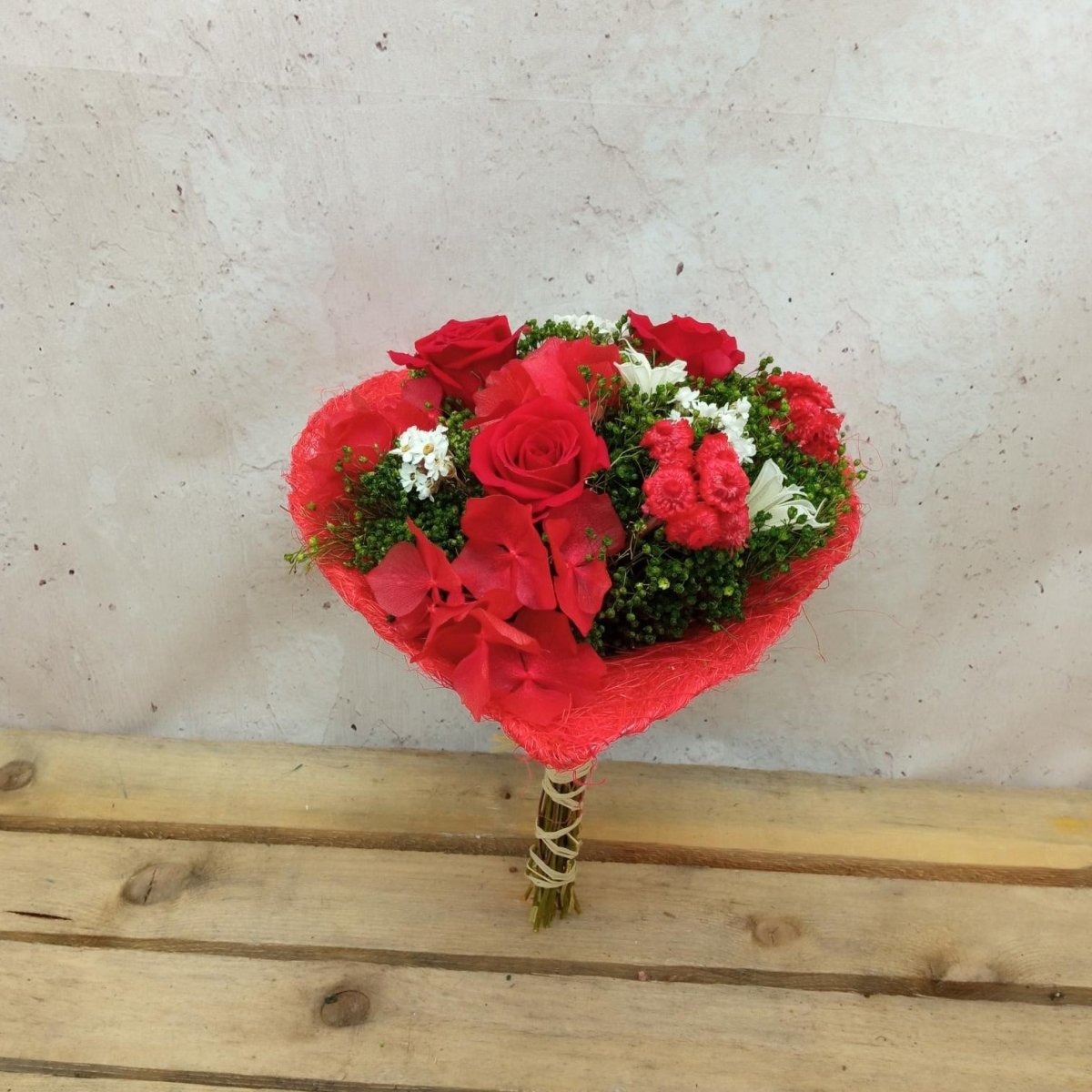 Bouquet corazón con flores eternas rojas