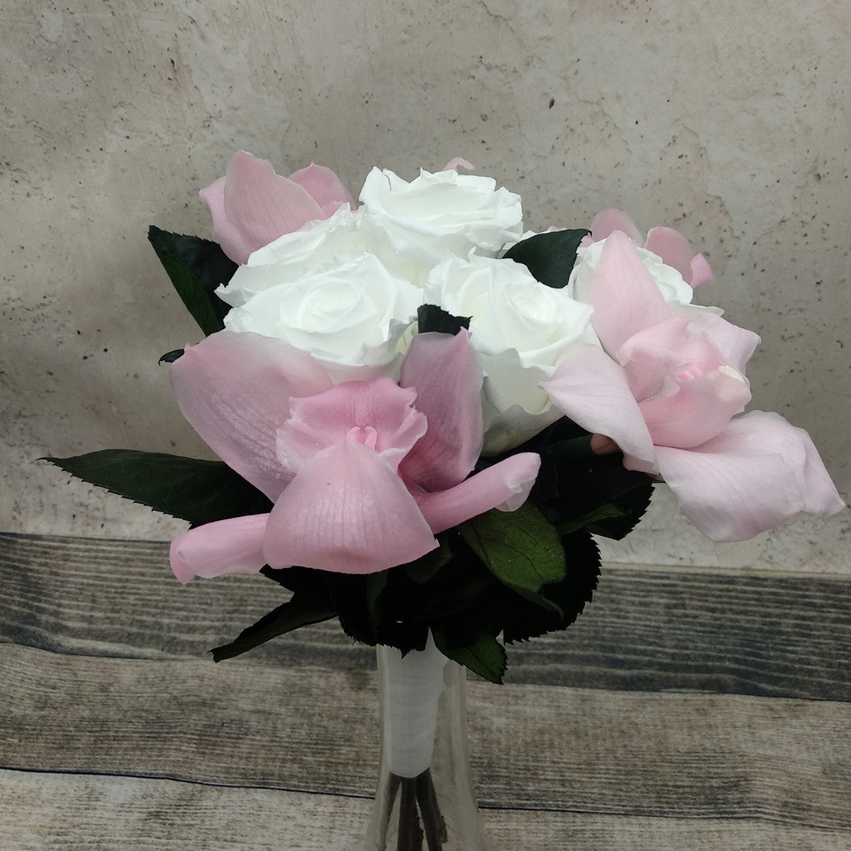 Bouquet de rosas y orquídeas eternas