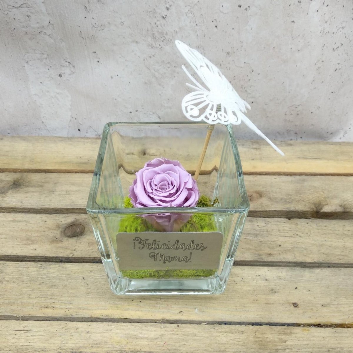 Vaso de cristal con rosa preservadas
