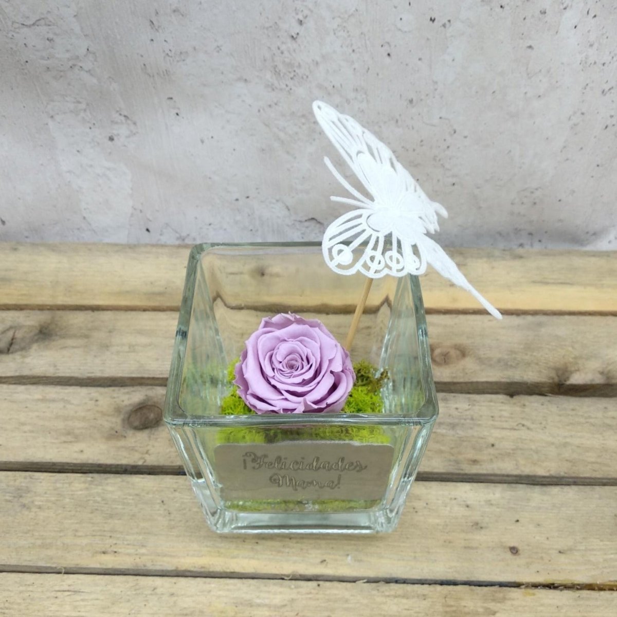 Vaso de cristal con rosa preservadas